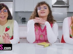 Gros cul, Club, Éjaculer dans la bouche, Le plan cul à quatre, Orgie, Pov, Rasée, Adolescente