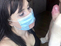 В МАСКЕ И ПЕРЧАТКАХ ДЕЛАЕТ МИНЕТ COVID nineteen С ПОМОЩЬЮ ЧЛЕНА СО СЛОВАМИ