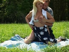 Blond Eager mom mit Dicken Titten bekommt im Feld eine Spermakur