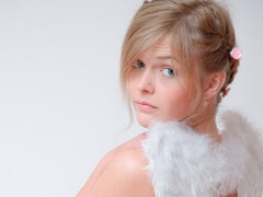 Enthousiasteling, Blond, Masturbatie, Natuurlijke tieten, Kort haar, Alleen, Strippen, Tiener