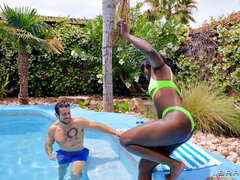 Anal, Bikini, Morena, Interracial, Besar, Al aire libre, Piscina, Tetas