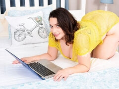 Любители, Большая жопа, Большие сиськи, Брюнетки, Милф, Короткая стрижка, Соло, Стриптизерша