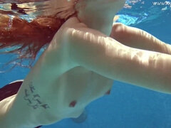 18 años, Peludo, Pequeña, Piscina, Solo, Adolescente, Tetas, Bajo el agua