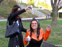 Amateur, Tetas grandes, Pelea de gatas, Bragas, Público, Satén, Fumando, Medias largas