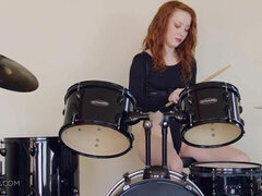 Arsch, Masturbation, Natürlichen titten, Pissen, Rotschopf, Dürr, Solo, Entkleiden