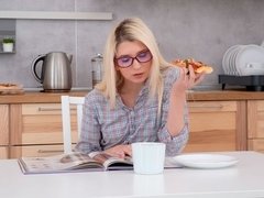 Blondine, Blasen, Handjob, Küssen, Küche, Sperma, Jungendliche (18+), Titten