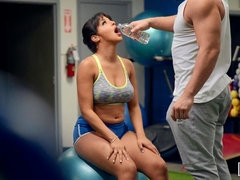 Grosse titten, Blasen, Braunhaarige, Hundestellung, Sporthalle, Handjob, Spion, Entkleiden