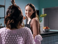 Grosser arsch, Braunhaarige, Lesbisch, Lecken, Masturbation, Muschi, Dürr, Entkleiden