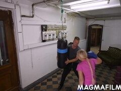 Grote kont, Grote mammen, Blond, Rondborstig, Sperma shot, Duits, Sportzaal, Tieten likken