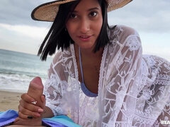 Plage, Gros cul, Grosse bite, Sucer une bite, Brunette brune, En levrette, Branlette thaïlandaise, Tatouage