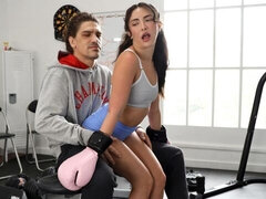 18 años, Verga grande, Mamada, Morena, Gimnasio, Tetas naturales, Adolescente, Tetas