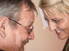 Blondine, Blasen, Hundestellung, Sporthalle, Handjob, Sport, Jungendliche (18+), Titten