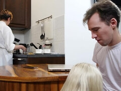 Жопа, Блондинки, Семяизвержение, Собачьи, На кухне, Натуральные сиськи, Сестра, Сиськи