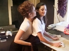 Brunette brune, Poilue, Embrassement, Lesbienne, Léchez, Nénés, Jouets, Mouillée