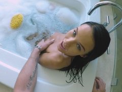 Tanned Vixen In The Bathtub Sucks Monstrous Dick Of Her BF