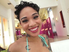 Leie, Grosser arsch, Fingern, Masturbation, Solo, Entkleiden, Titten, Spielzeuge