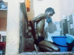 Wash the filth and shampoo while taking a bathtub