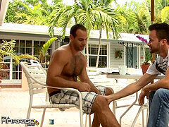 Married dude gets plowed on the bed by a queer