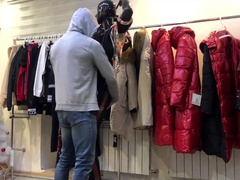 Охранник ночью в магазине ТРАХАЕТ манекен для одежды / Русское домашнее