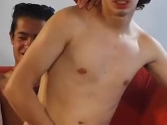 compañ eros estudiando y cogiendo