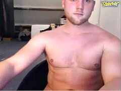 Muscle straight man plumbs himself with monster dildo on web cam 1