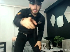 mira este policia como juega con su booty y derrama su leche