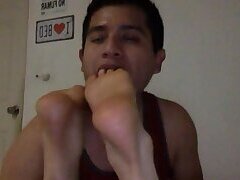 sesion de pies con mi tio alfonso parte 2 (licking my uncles feet stinky callouses)
