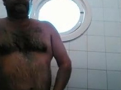 maduro vergudo caliente en la ducha