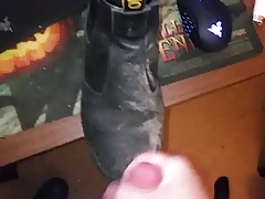 Big cumshot on leather boot