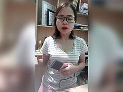 em gái hút sữa cực phê