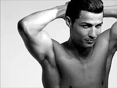 Momentos sensuais do meu macho sacudo Cristiano Ronaldo. Esse daí é o tipo de gostoso que eu deixo me foder, bater, cuspir e jatar esperma na minha