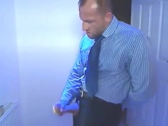 Empresario batendo punheta