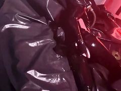 Self Fisting in Fullrubber with gasmask