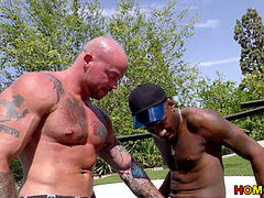 white muscle dude luvs BBCs