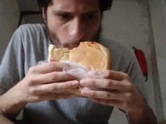 Dando uma mijada e comendo um hamburgao de uma vez