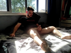 Gostoso brincando com o pauzao cheio de tesão