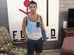 Latino fellow gets a full chub in seconds