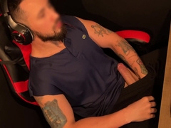 Hj SPUNKING firm on the gamer tabouret - filmed from above in secret