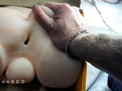 Автомеханик нашел в машине клиента резиновую секс игрушку и трахнул ее