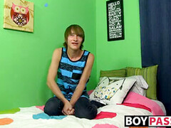 thin faggot Kyle Eldritch wanks wearing socks