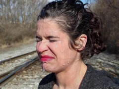 Leie, Braunhaarige, Viele männer bespritzen eine frau, Spermaladung, Aufs gesicht abspritzen, Milf, Im freien, Öffentlich