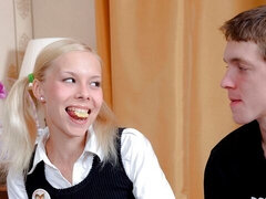 Blond, Pijpbeurt, Hondjeshouding, Klein, Twee staartjes, Mager, Tiener, Tieten likken