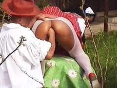 Anal, Culo, Penetracion con puños, Hd, Madres para coger, Al aire libre, Público, Sexo fuerte