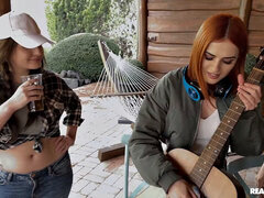 Blasen, Hundestellung, Handjob, Lecken, Im freien, Pov, Muschi, Tätowierung