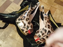 Another quick load for married slut's heels