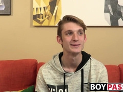 Twink beauty Chris Tucker wanks off hard after interview