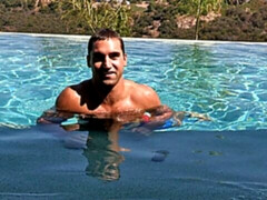 Solo guy explodes all over his hairy belly in a hot vid