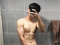 handsome twink jerks on cam in bathroom (17'')