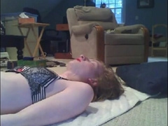 Cute sissy drains off on her own face