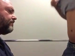 Urso e novinho no reservado do banheiro 4